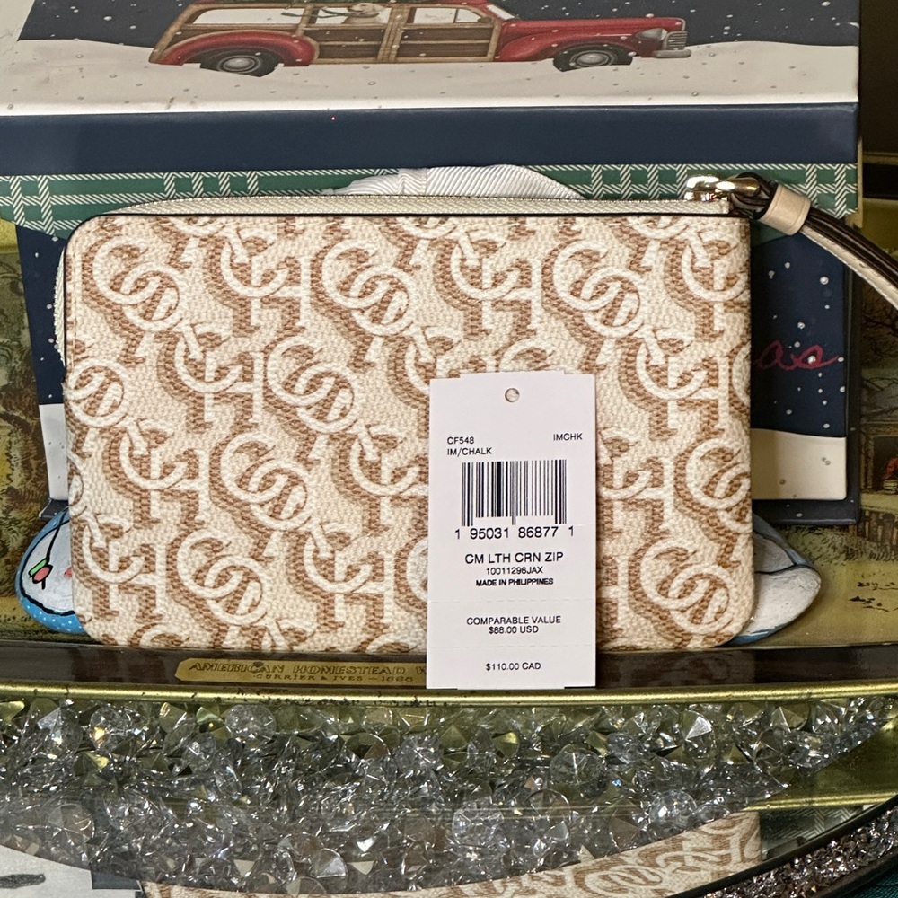 NWT Coach Corner Zip Wristlet. Retail $110.00 - Picture 4 of 5